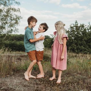 Prázdniny jsou tady! 🌞 Zpomalte a užijte si léto plné her, dobrodružství, přírody, koupání, dlouhých procházek a smíchu až...