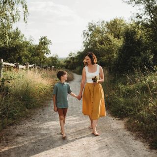 Léto, prázdniny, dny, kdy čas plyne pomaleji, dlouhé večery, kdy slunce zbarví krajinu do zlatova. Bosé nohy, rosa mezi...