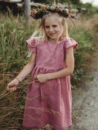 Dívčí šaty Nāra jsou ušité z bavlněného mušelínu. Krátké řasené rukávky přidávají šatům něžný romantický vzhled, kokosový...