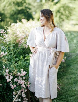 Zahalte se do jemnosti, která pohladí. Zavinovací šaty ušité z přírodního bavlněného mušelínu s něžnou výšivkou, které...