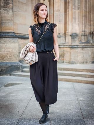 Kalhoty typu culottes z lehké strečové viskózy, jsou ideálním kouskem, když chcete skloubit pohodlí a eleganci v jednom....