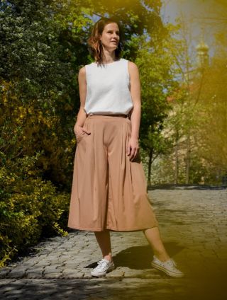 Letní pohoda ve vzdušných kalhotách Irbe Lehoučký, splývavý materiál, který příjemně chladí a krásně se rozvlní s každým...