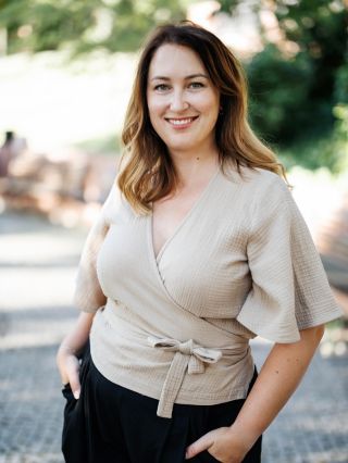 Kombinace pohodlí, ženskosti a jednoduché elegance, kterou unosíš na procházku i na kávu s kamarádkou. Top, který si...