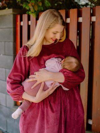 Kojící manšestrové šaty Zaiga, které vás budou provázet nejen v těhotenství, při kojení, ale i dlouho poté 💛 👶 Skrytý zip...