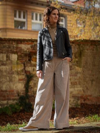 Novinka 🍁 Dopřejte si styl i pohodlí v chladnějších dnech díky kalhotám z měkkého bavlněného manšestru. Kalhoty mají...