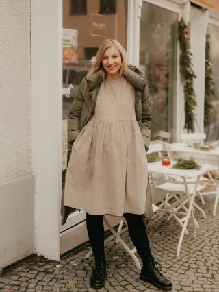 Hřejivý manšestr je ideální volbou pro chladnější dny. Je měkký, příjemný na dotek a přesto dokonale drží tvar. Béžový...