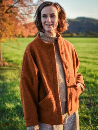 Sniedze je stylový kabátek ušitý ze 100% vařené vlny, který je dokonalou volbou pro chladnější dny. Vařená vlna je...